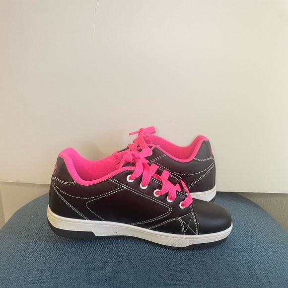 Heelys Girl Synthetic Upper Skate Shoes in a size 5 in black and pink - Picture 6 of 10
